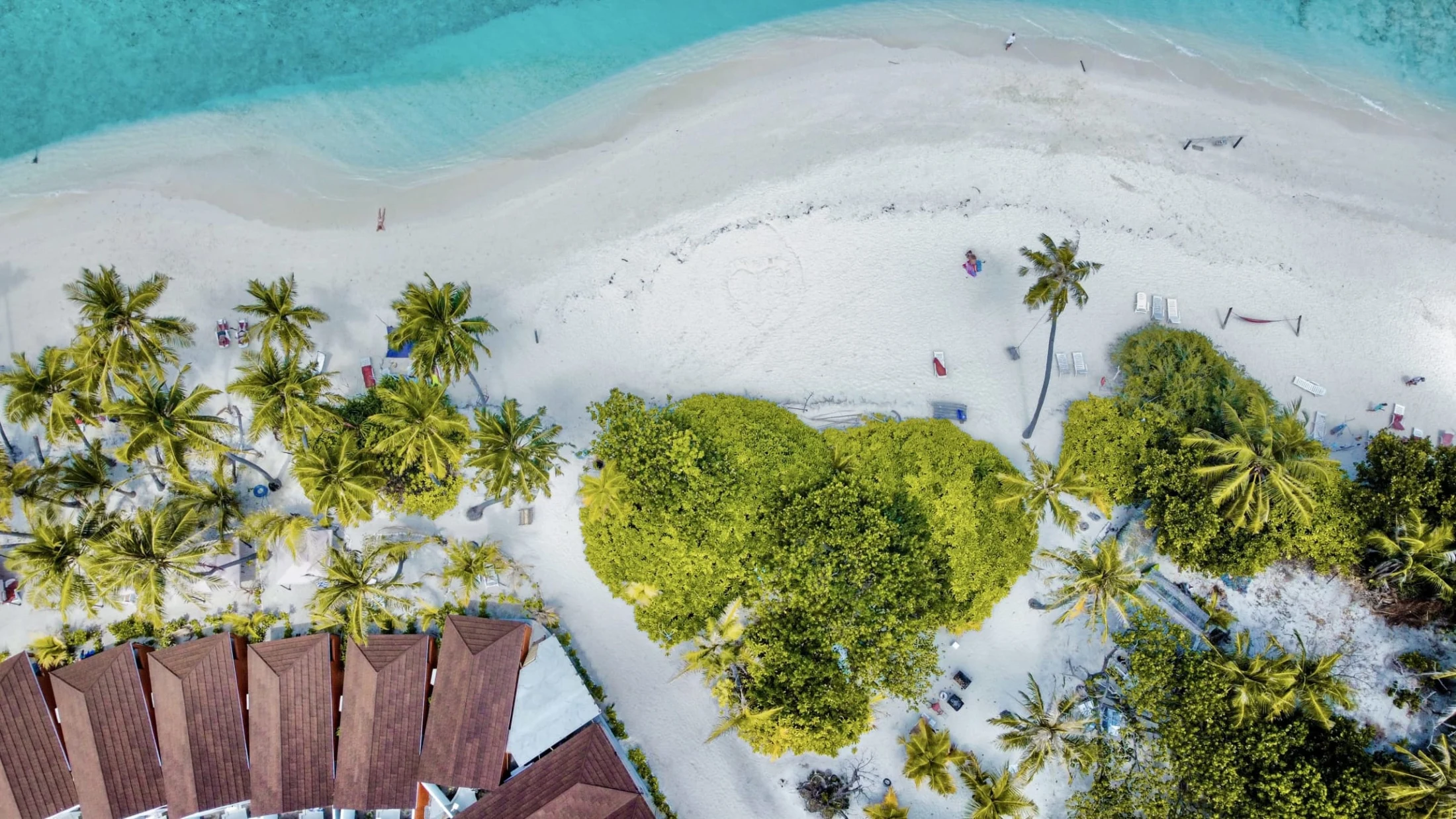 Aerial photograph of Sabba Beach Hotels and the beach on Fodhdhoo