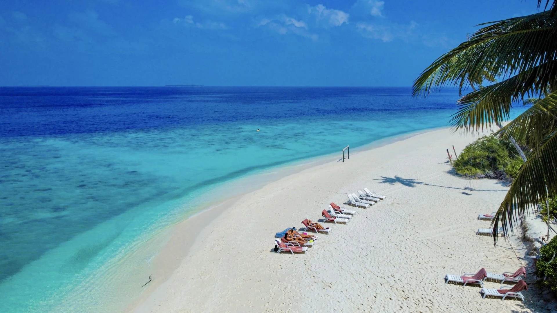 White sand beach and turquoise water on Fodhdhoo